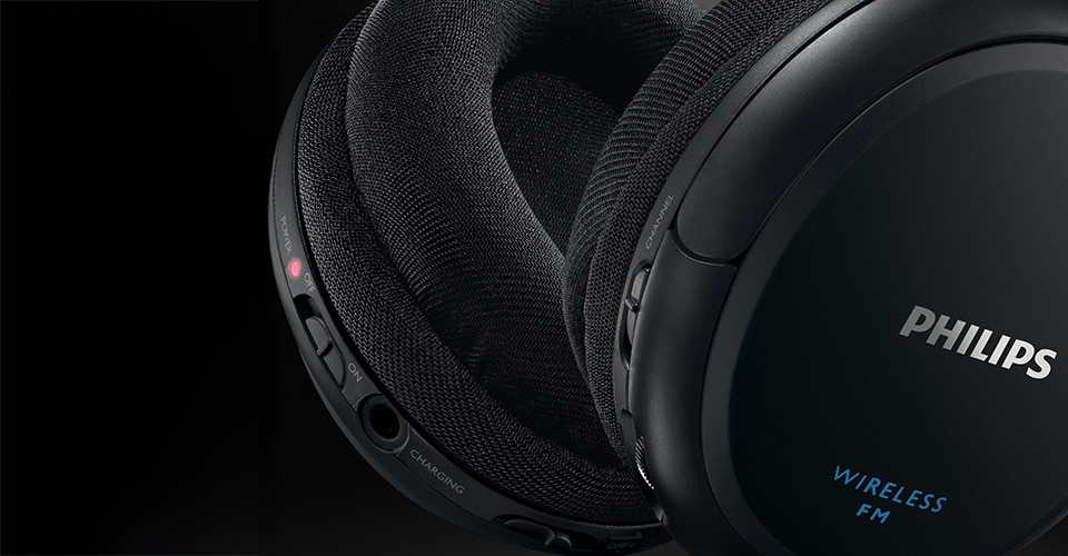 Primo piano dei comandi e dei cuscinetti auricolari delle cuffie Philips SHC5200