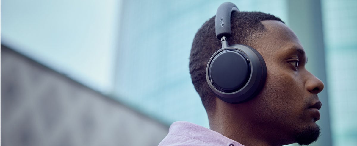 Uomo che ascolta musica con le cuffie Philips X3