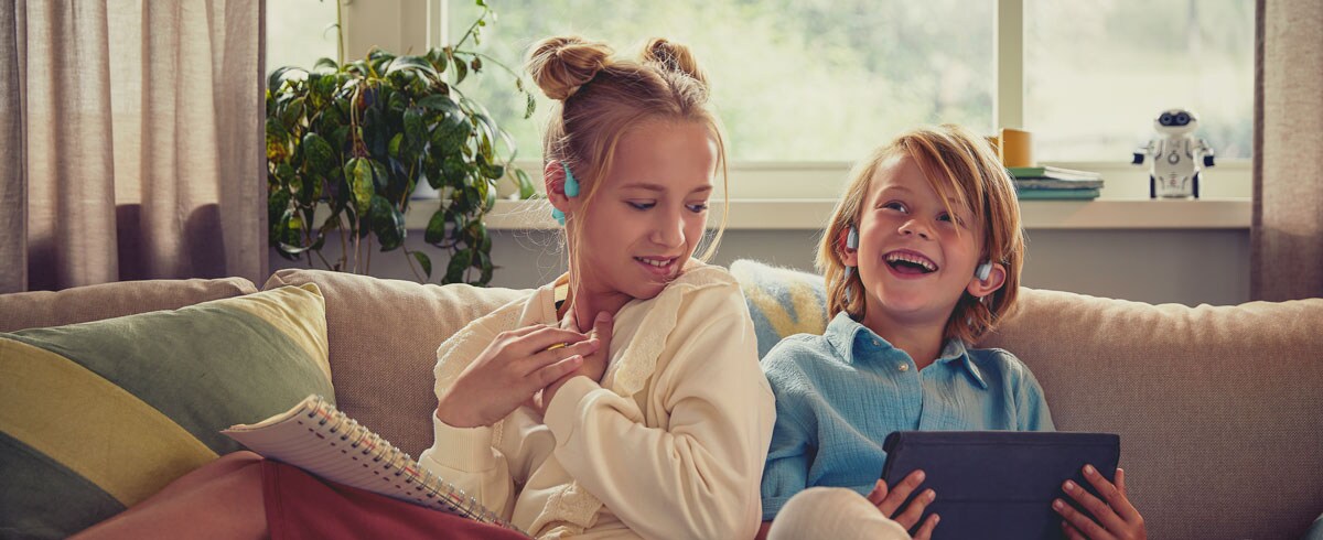 I bambini potranno guardare un video utilizzando le cuffie open ear Philips pensate per loro