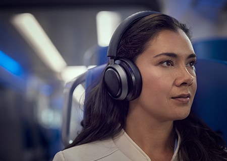 Donna che utilizza la tecnologia Noise Cancelling Pro+ con le cuffie Philips L4