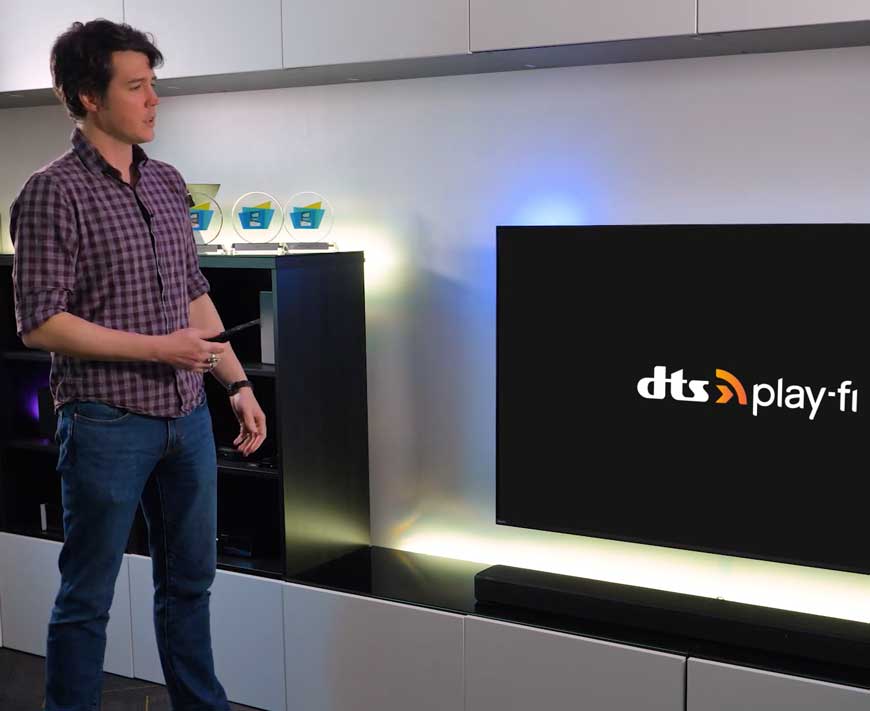 Come configurare il tuo sistema audio domestico Philips: descritto davanti a un televisore Philips