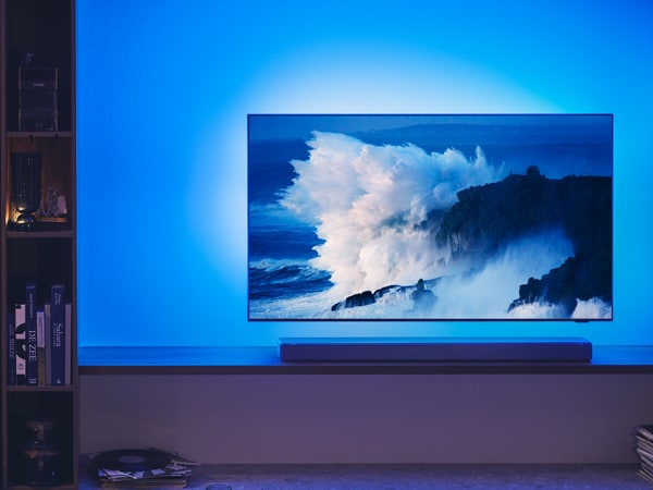 TV Philips Ambilight e soundbar in sincronia