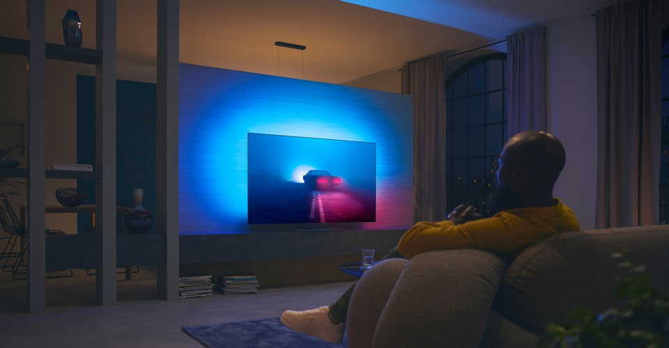 Una coppia sta guardando un film sulla TV Ambilight