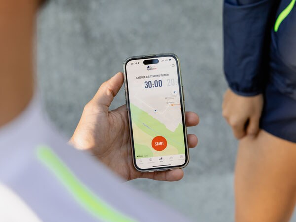 Un partecipante alla corsa controlla il telefono, in attesa dell'inizio della gara.