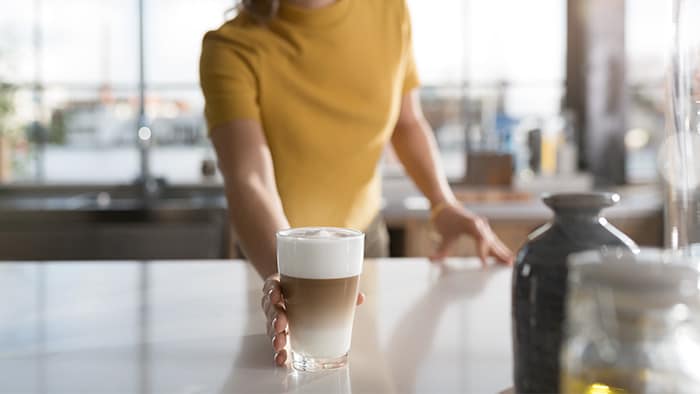 Come fare il latte macchiato come un barista