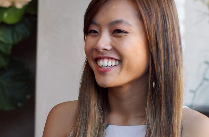 Una donna dal sorriso radioso mostra i suoi denti bianco perla.