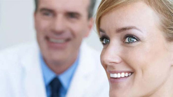 Sbiancamento dei denti a casa e professionale