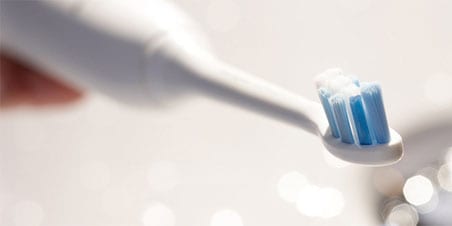Macchie bianche sui denti: cosa fare