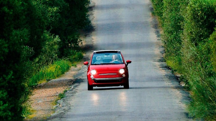 auto rossa sulla strada