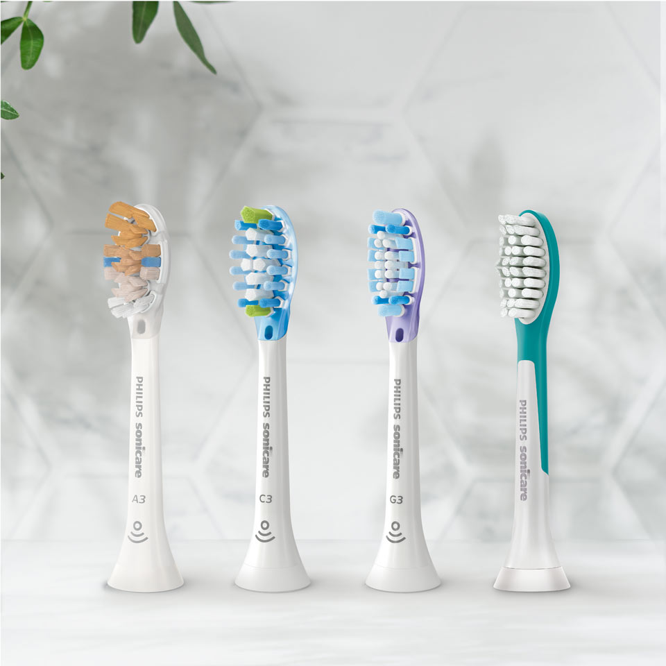 Testine Sonicare allineate su un piano di lavoro