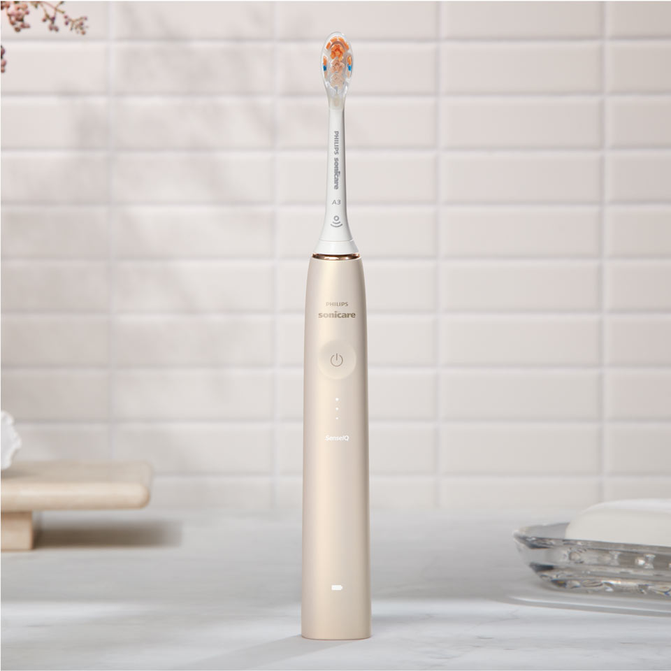 Spazzolino elettrico Philips Sonicare Prestige 9900 con testina All-in-One sul piano di lavoro