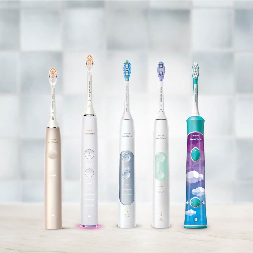 Spazzolini elettrici Sonicare allineati su un piano di lavoro