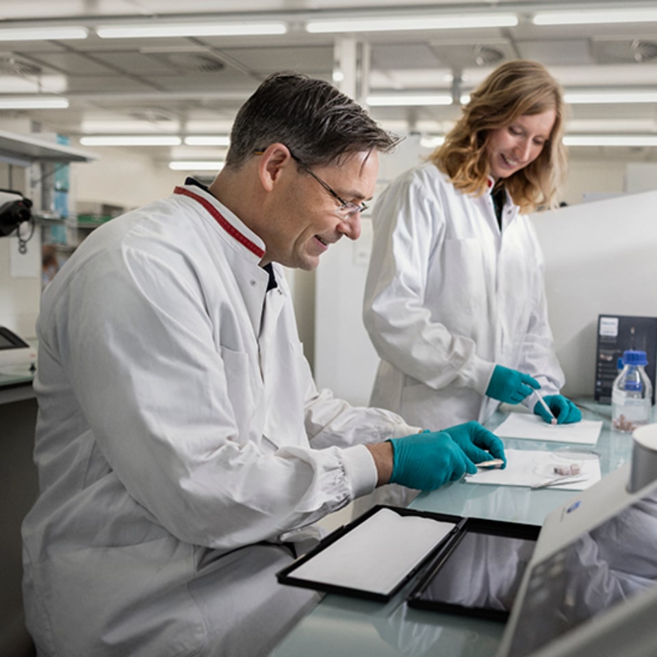 Professionista dentale che regola la lampada Zoom! WhiteSpeed