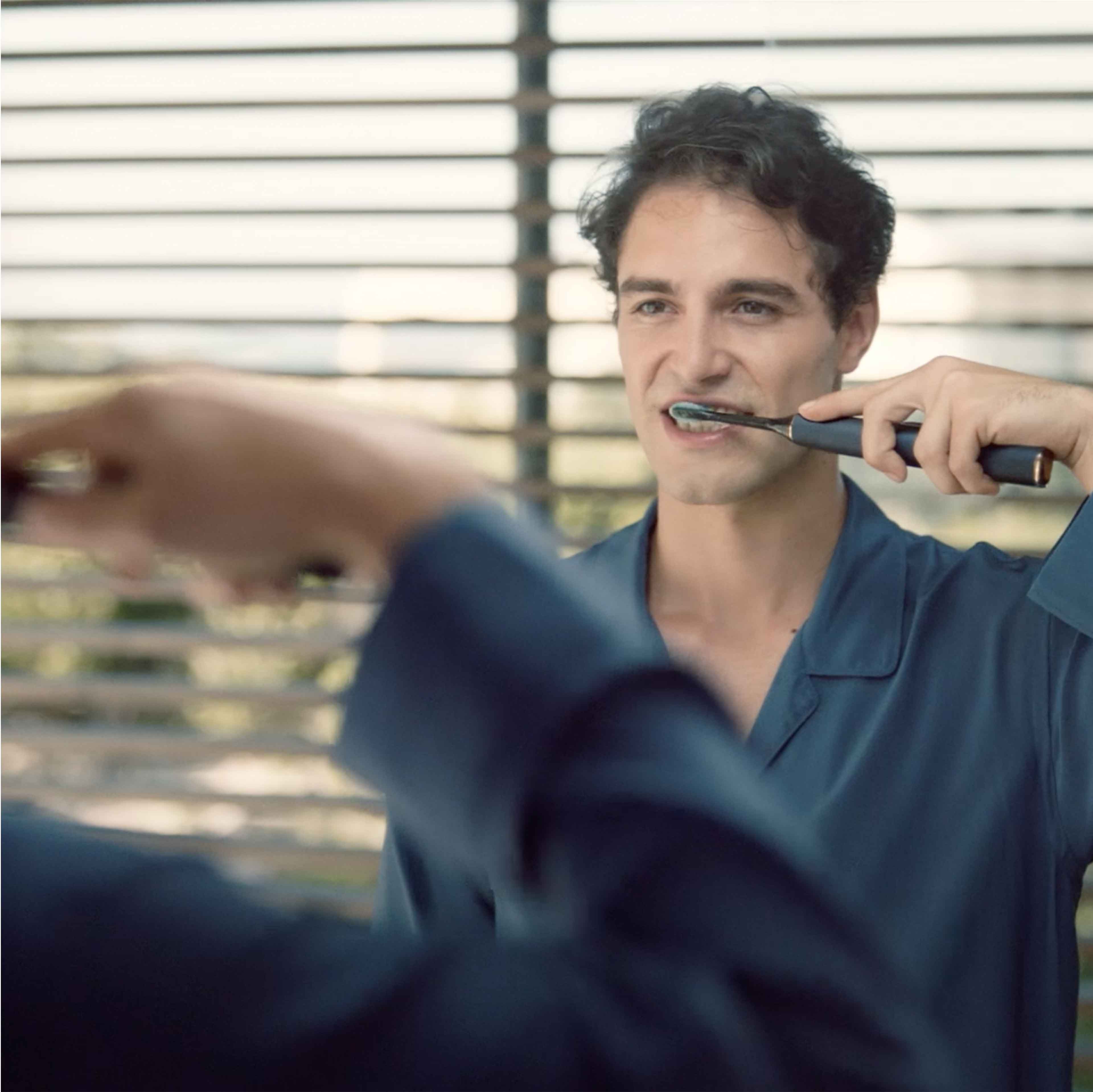 Uomo che si lava i denti