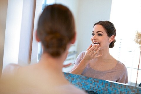 Come avere denti bianchi e puliti: guida pratica