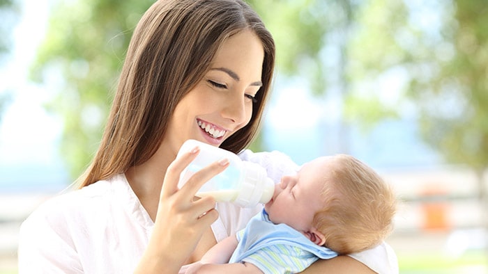 Come allattare con il biberon: consigli e metologie
