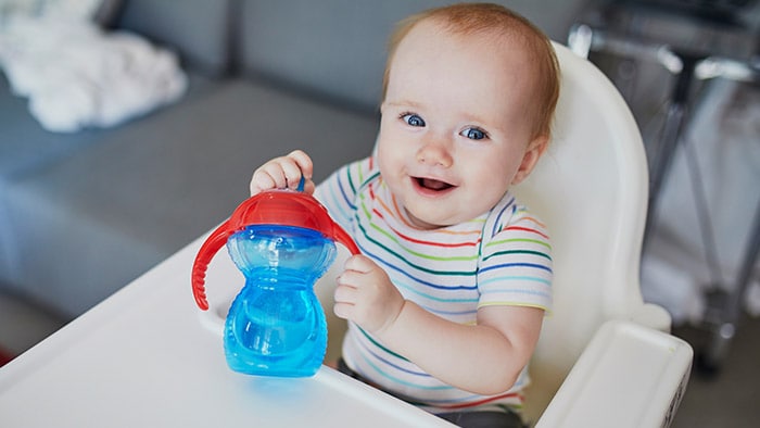 Quanta acqua dare al bambino durante il giorno?