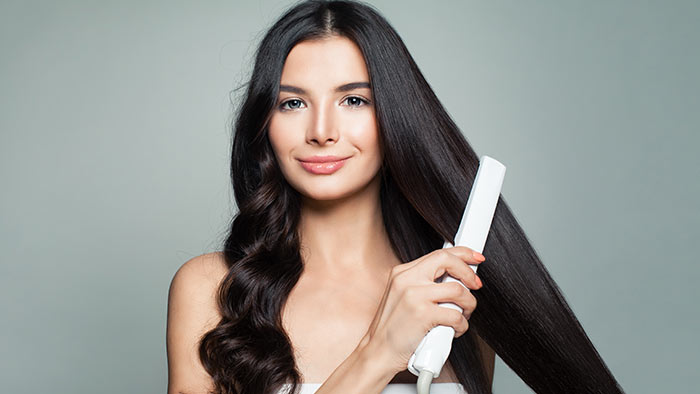 Stirare i capelli in 3 step con la piastra 