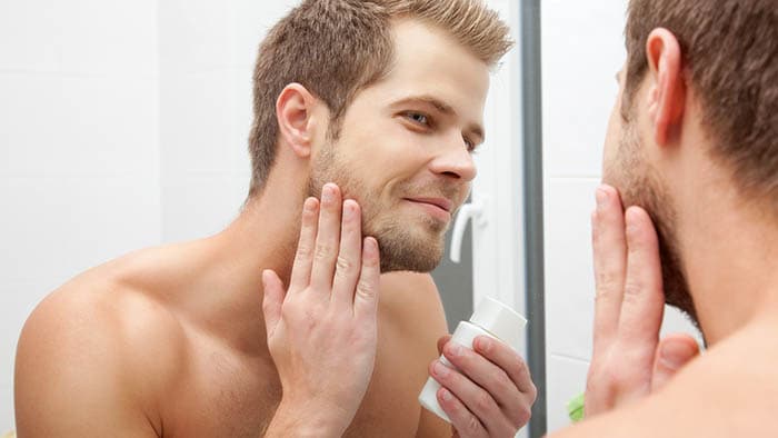 Uomini che si fanno crescere la barba per la prima