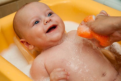 L'ora del bagnetto del neonato: come e quando farlo
