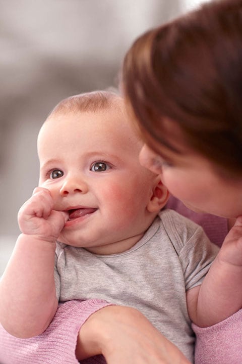 I primi sintomi della dentizione del neonato