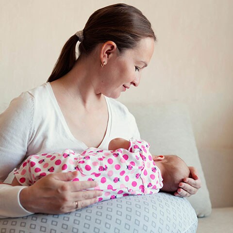 Video] Poppata comoda per il neonato con il cuscino allattamento — Spio Kids