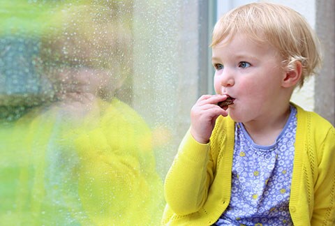 Bambino piccolo che mangia cioccolato