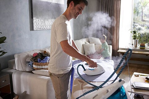 papà che stira in casa