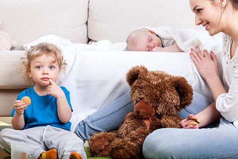 La tagesmutter a casa con bambini di cui si prende cura