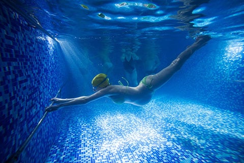 Mamma durante un corso di acquatici in gravidanza