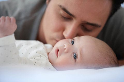 Papà che bacia il bebè