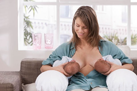 Allattare al seno i gemelli è possibile.