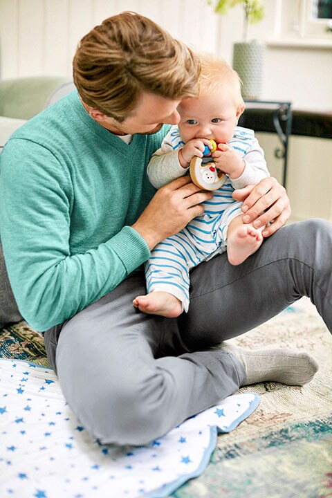 Papà che gioca con il suo bimbo