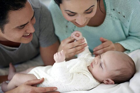 Mamma e papà che guardano il proprio ben