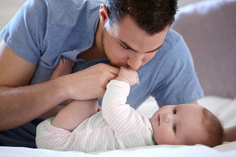 Papà che bacia il suo bimbo