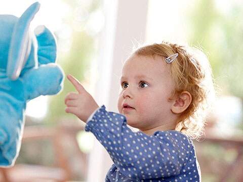 Bimba che gioca con il suo animale di peluche