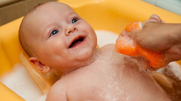 L'ora del bagnetto del neonato: come e quando farlo 