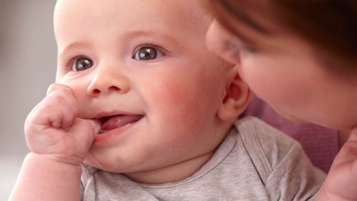 I primi sintomi della dentizione del neonato 
