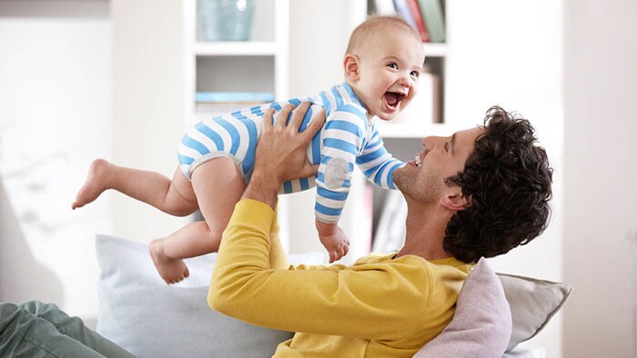 Anche i papá possono accudire un neonato