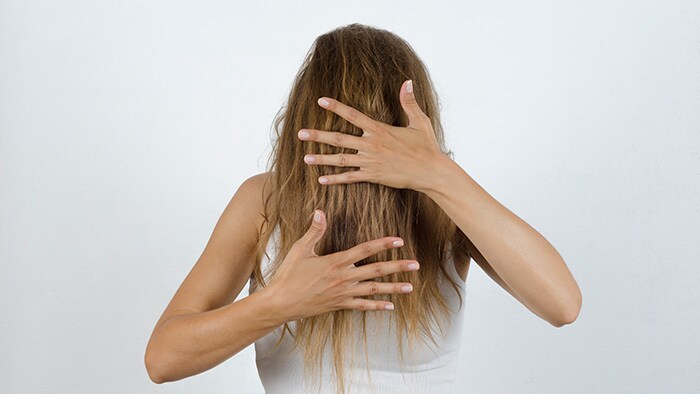 Asciugare i capelli senza phon fa bene?