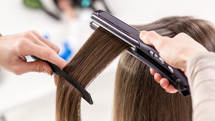 Piastra sui capelli bagnati: perché è sbagliato