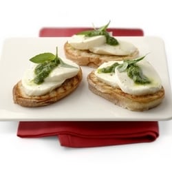 Bruschetta All'Aglio Con Mozzarella E Pesto Fresco | Philips