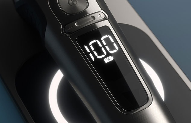 Un rasoio elettrico Philips nero e argento con batteria al 100%.