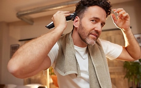 Come rasare i capelli: guida per radersi da soli 