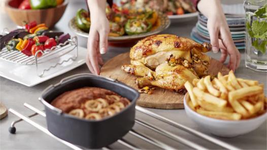 una varietà di piatti preparati con airfryer