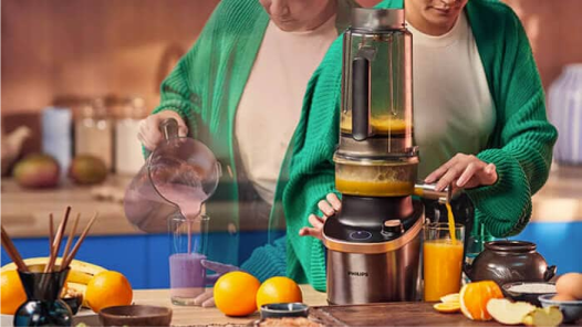 una donna che utilizza il frullatore Philips