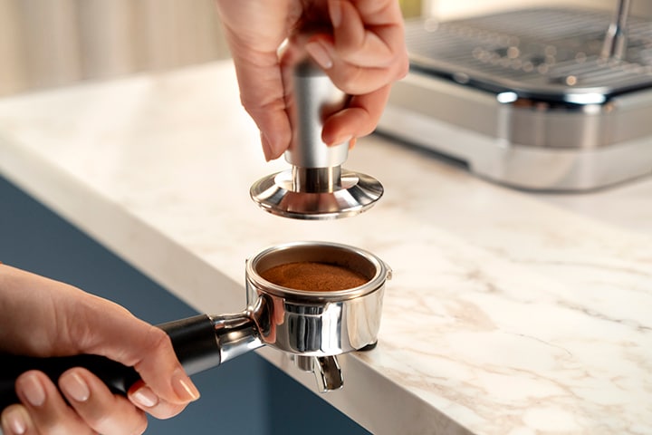 Pressatura della polvere di caffè