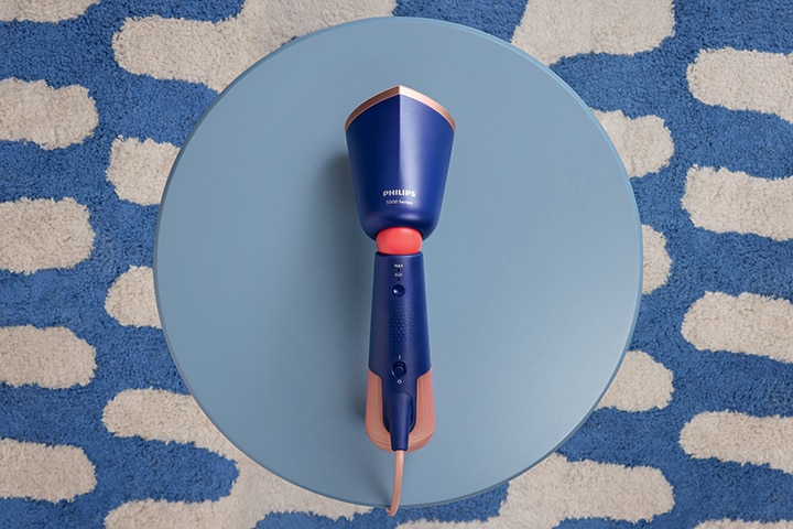 Guarda il sistema di stiratura a vapore portatile Philips serie 5000 in azione