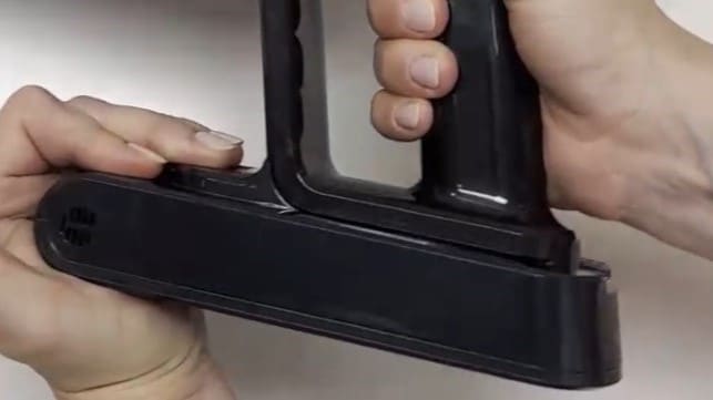 immagine in miniatura per il video che mostra come estrarre la vecchia batteria e riporla in un sacchetto di plastica
