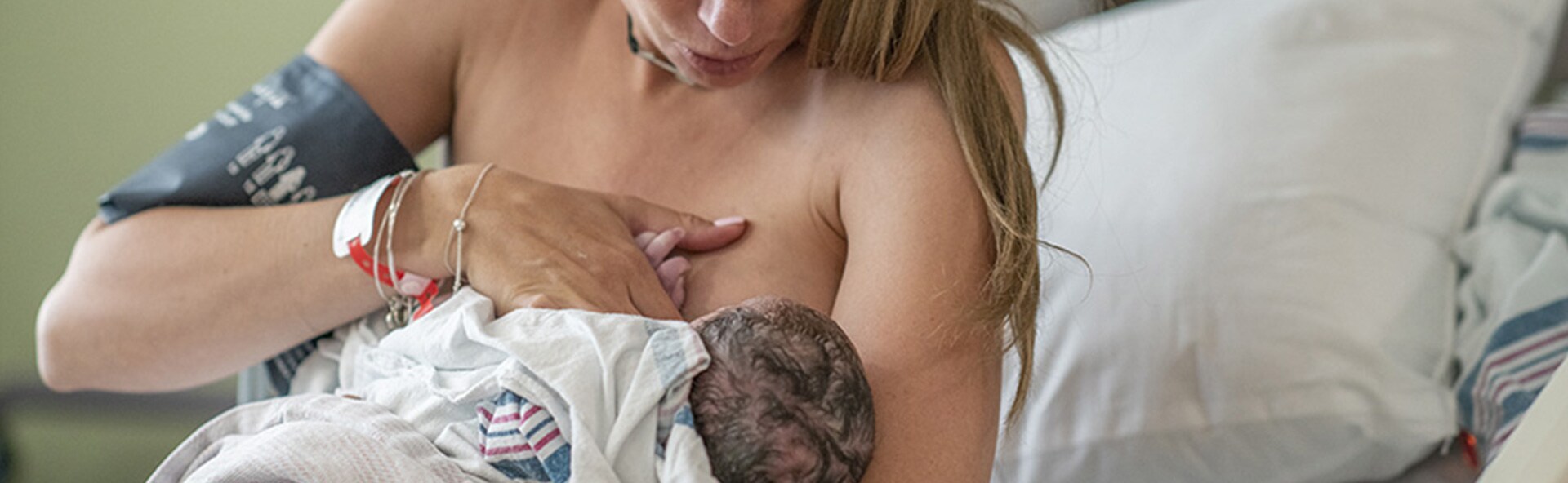 Bambino che si attacca al seno